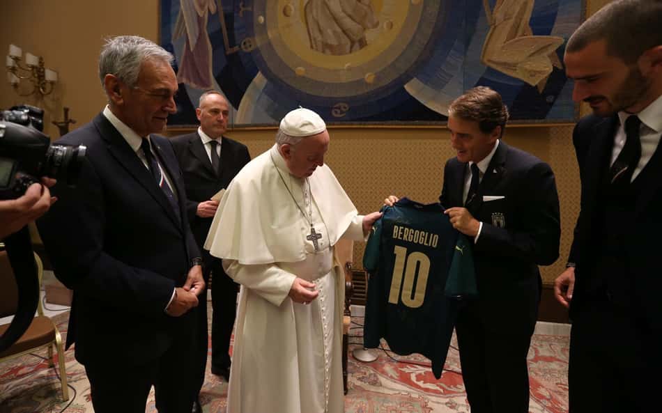 Papa Francisco: 'Até com uma bola de trapos você pode fazer milagres'