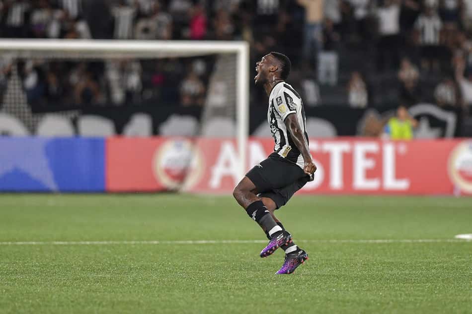 Patrick de Paula comemora gol do Botafogo contra o Carabobo (Foto: Thiago Ribeiro/AGIF)