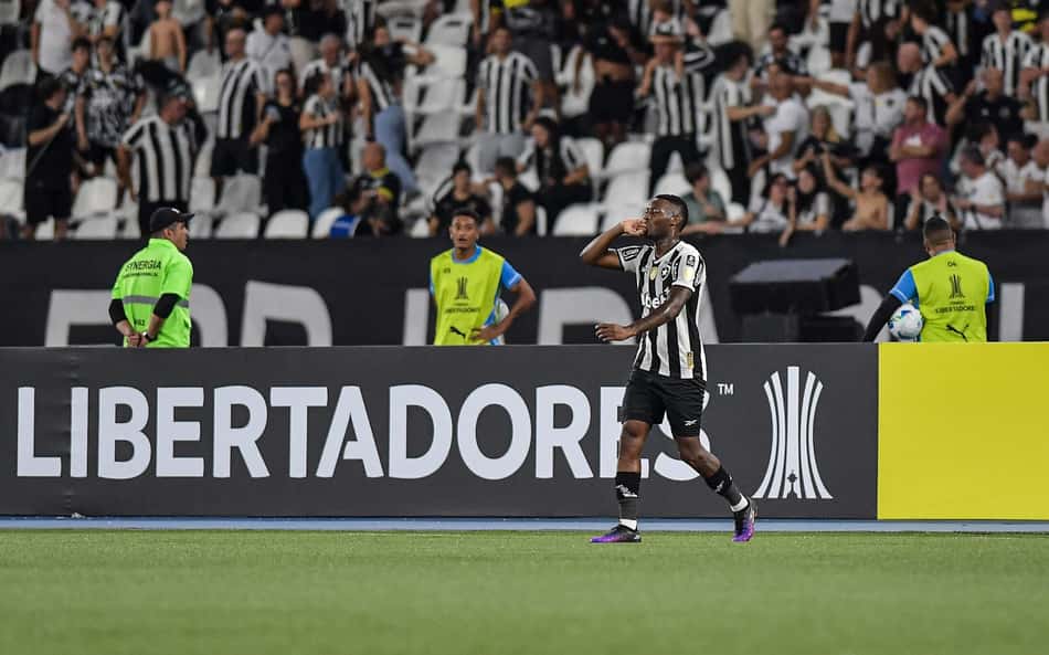 Botafogo marca duas vezes no fim e vence o Carabobo pela Libertadores