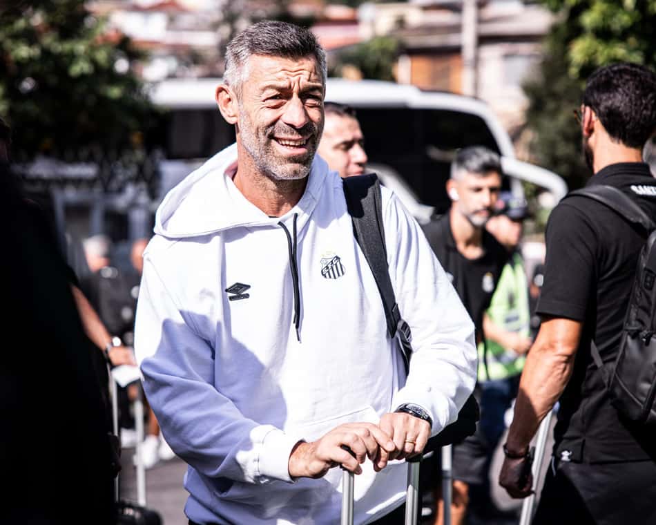 Pedro Caixinha está pressionado no comando do Santos
