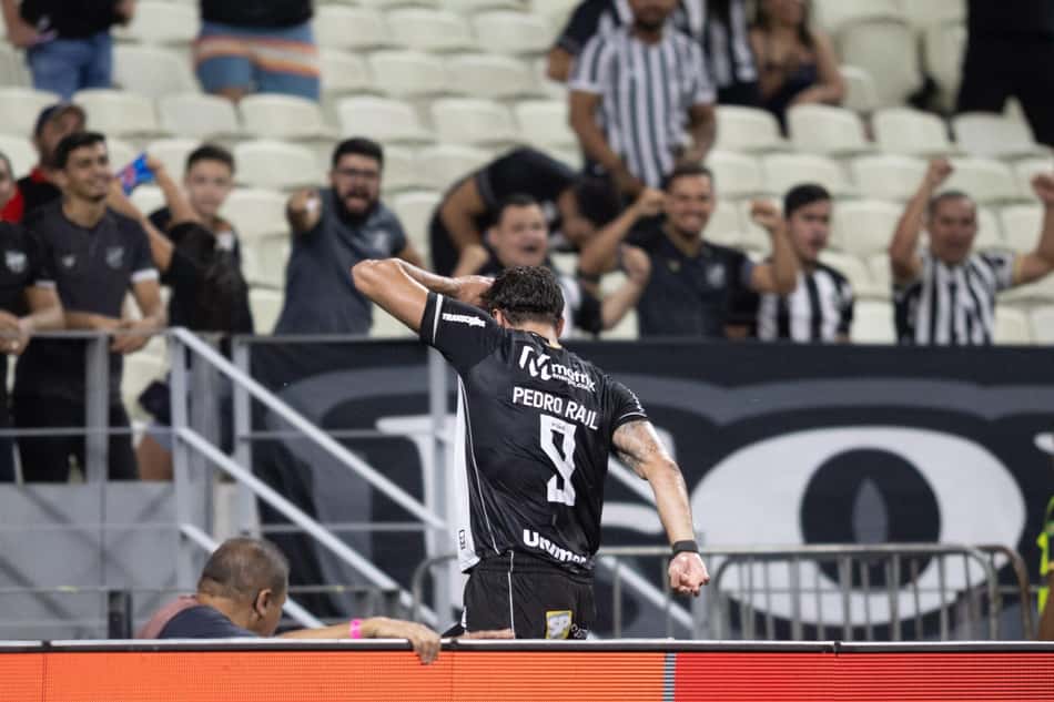 Pedro Raul comemora gol no jogo do Ceará contra o Vasco