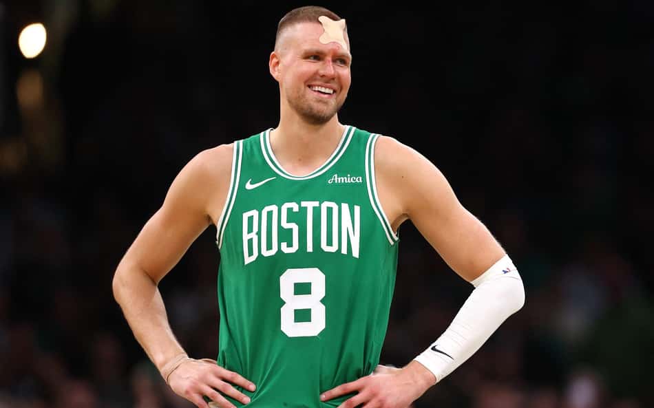 Pivô do Celtics é atingido, sangra e deixa quadra sorrindo contra Magic nos playoffs da NBA