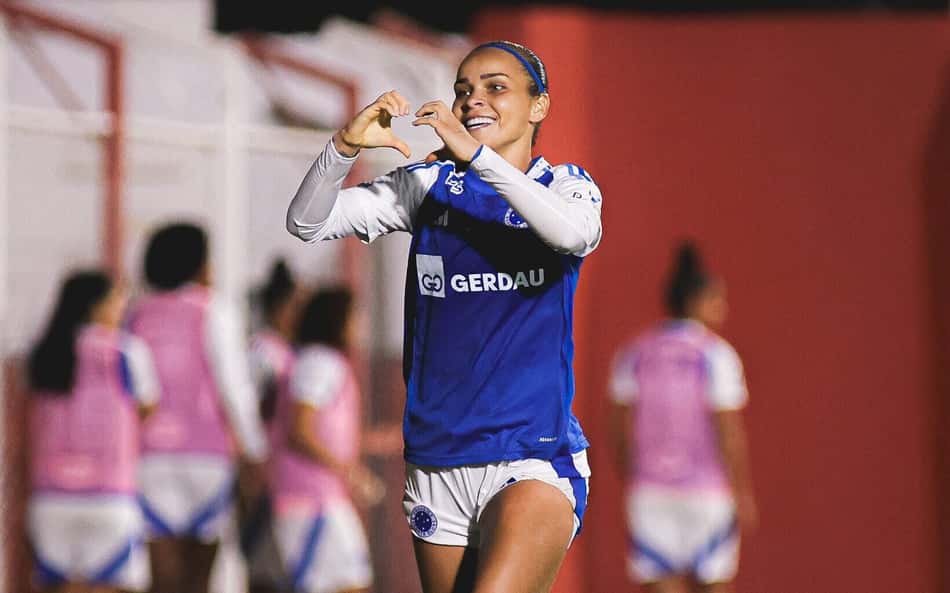 Letícia comemora gol do Cruzeiro diante do Flamengo.