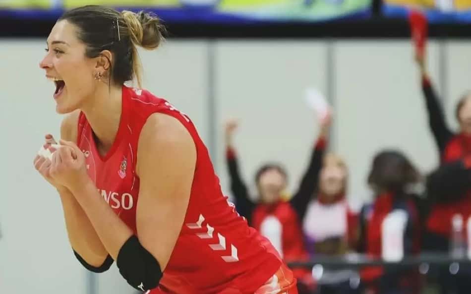 Rosamaria é a 2ª maior pontuadora na primeira fase da liga japonesa