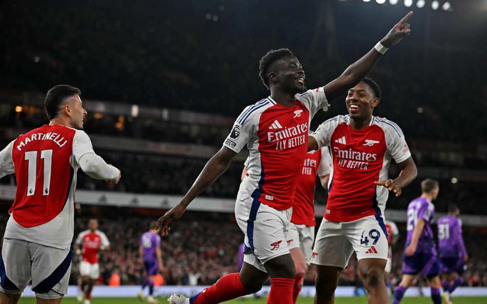 Com toque brasileiro 'de gênio', Saka volta a marcar pelo Arsenal após três meses de lesão; veja