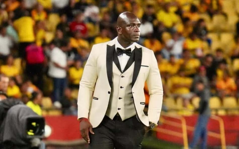 Algoz do Corinthians, técnico do Barcelona-EQU chama atenção com novo traje