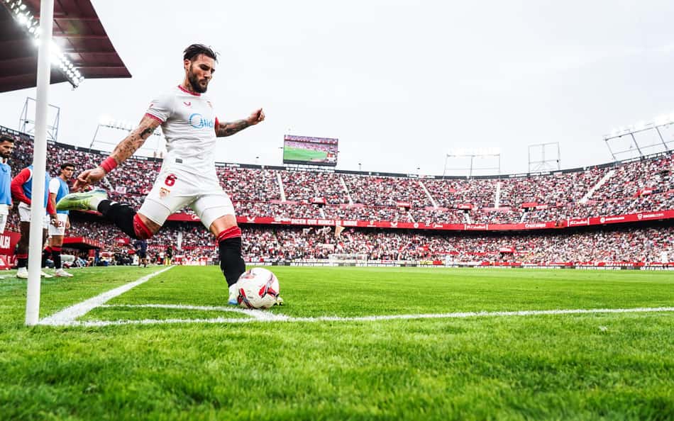 Torcedores do Sevilla protestam na porta do estádio: 'sentimento antes do dinheiro'