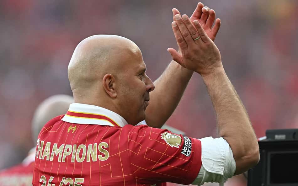Slot atinge feito que Guardiola, Klopp e Ferguson não conseguiram na Premier League