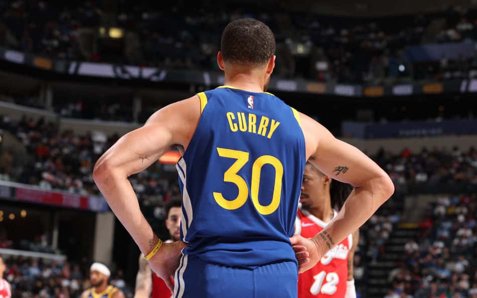 Com 52 pontos e duplo-duplo, Stephen Curry assume liderança em vitória de Warriors sobre Grizzlies