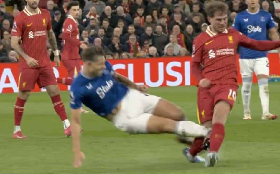 Comissão de arbitragem da Premier League assume erro contra o Liverpool