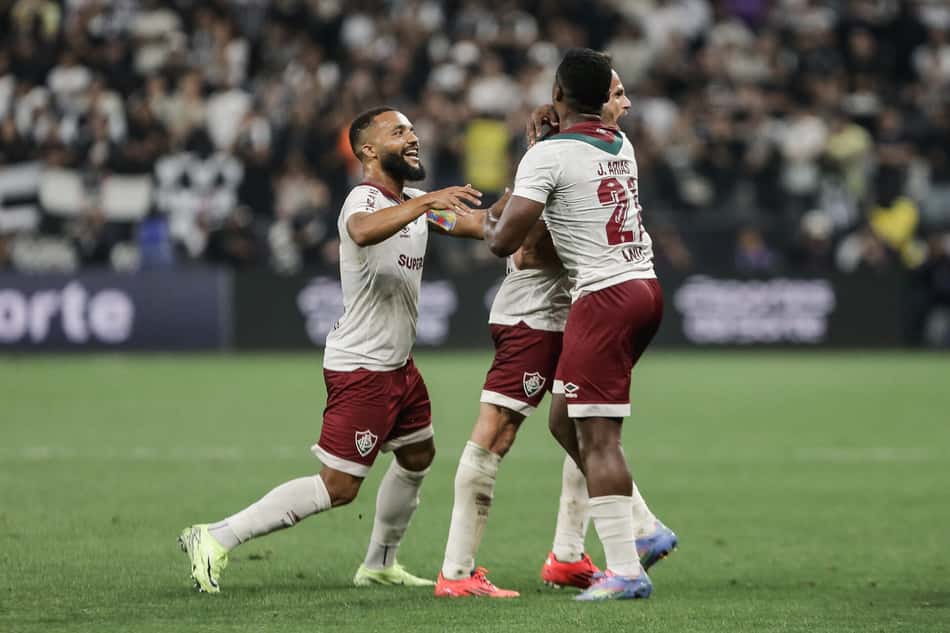 Jogadores do Fluminense comemoram gol contra o Corinthians