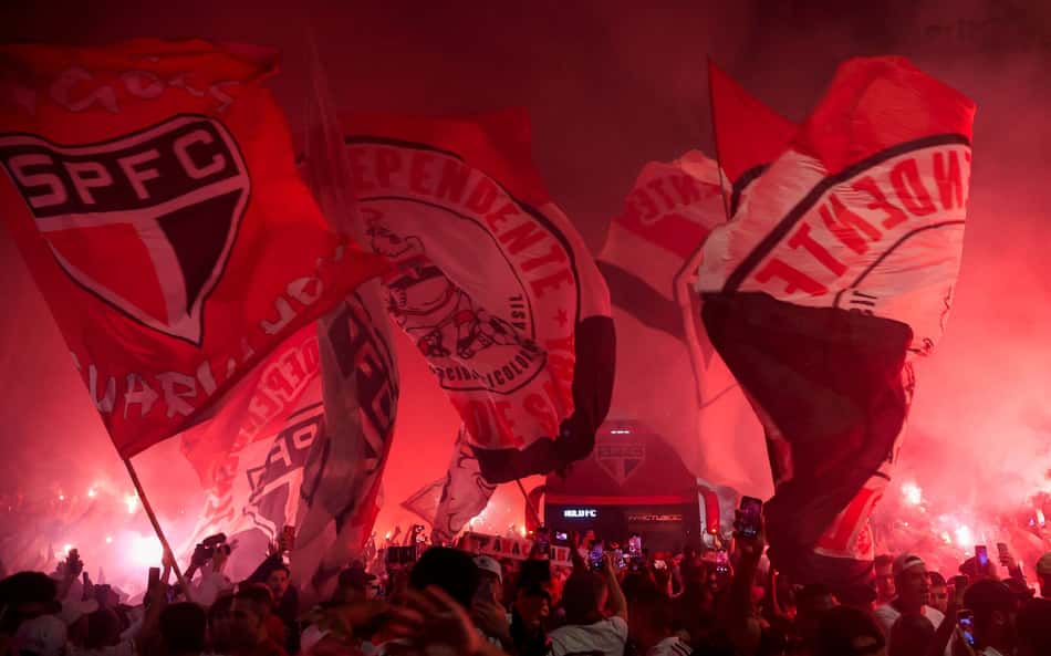 Organizada do São Paulo faz reunião com jogadores, comissão técnica e diretoria