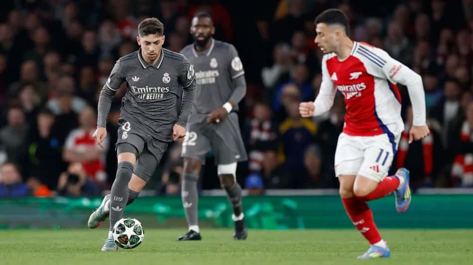 Valverde em disputa de bola no jogo entre Real Madrid e Arsenal pela Champions