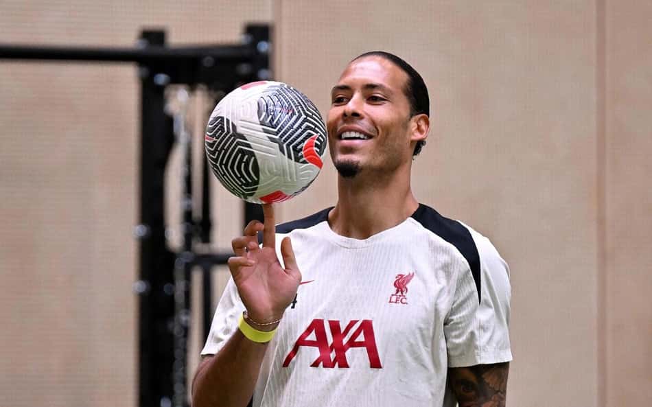Slot celebra renovação de Van Dijk no Liverpool: 'Dos poucos líderes que restaram'