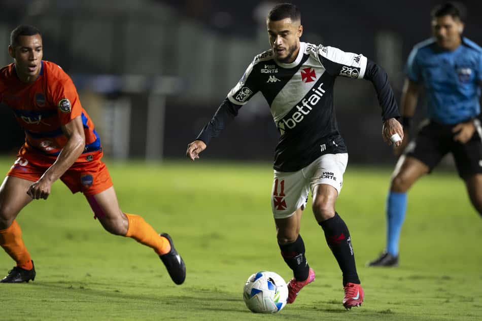 Coutinho em ação contra o Puerto Cabello pela Sul-Americana