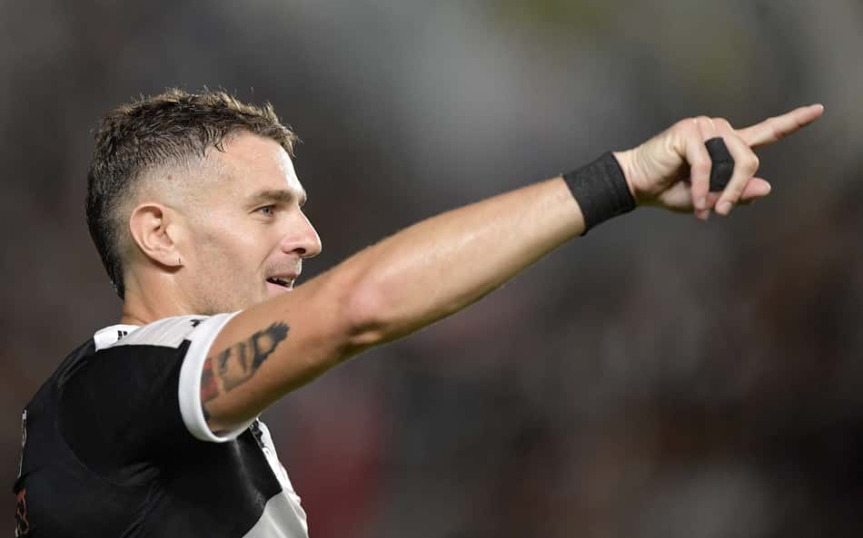 Vegetti celebra vitória do Vasco e cita São Januário como 'caldeirão' no Brasileirão