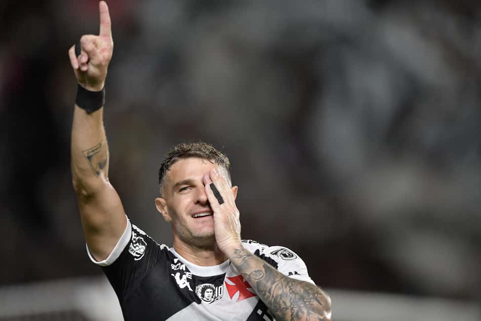 Vegetti comemora gol contra o Sport