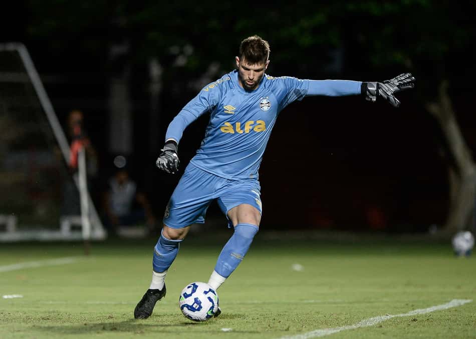 Tiago Volpi, goleiro do Grêmio. (Foto: Jhony Pinho/AGIF)