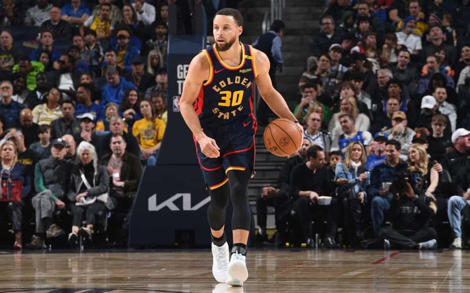 Comentarista compara fase de Stephen Curry no Warriors com Kobe Bryant: 'Assustadora'