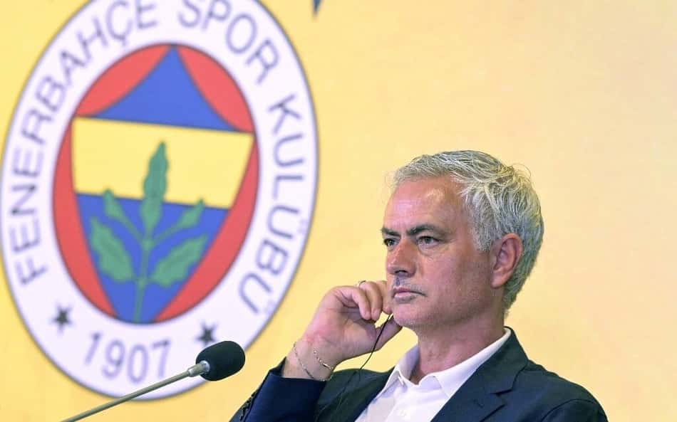 Mourinho 'revela' maneira inusitada de escolher time e rebate críticas na Turquia