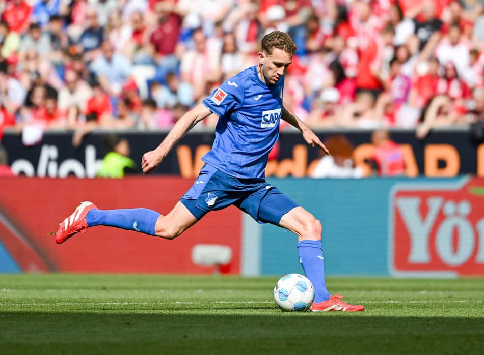 Arthur Chaves em partida do Hoffenheim contra o Bayern de Munique pela Bundesliga (Foto: Divulgação / TSG Hoffenheim)