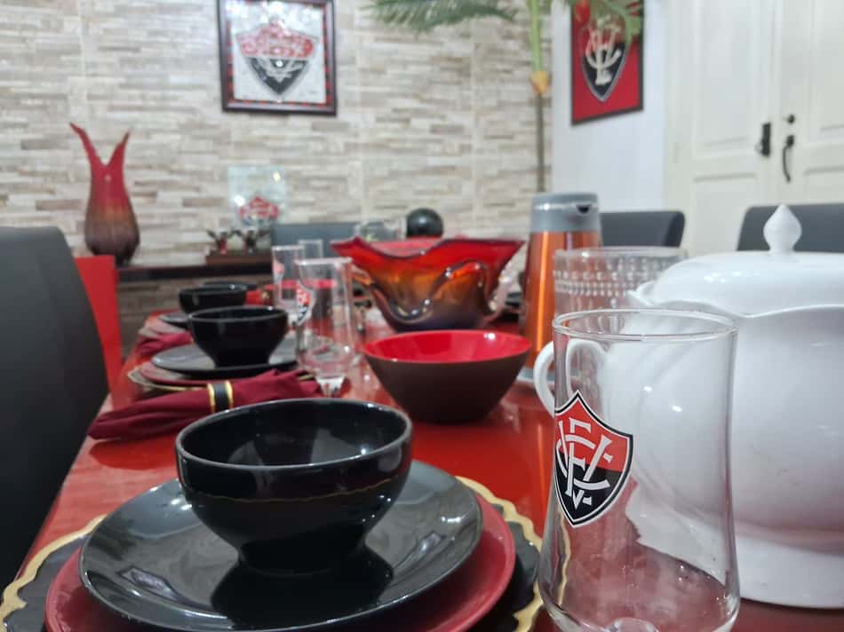 Copos, pratos, quadros... Tudo na casa de Rosecleide é vermelho e preto Foto: Rafael Carmo / Lance!