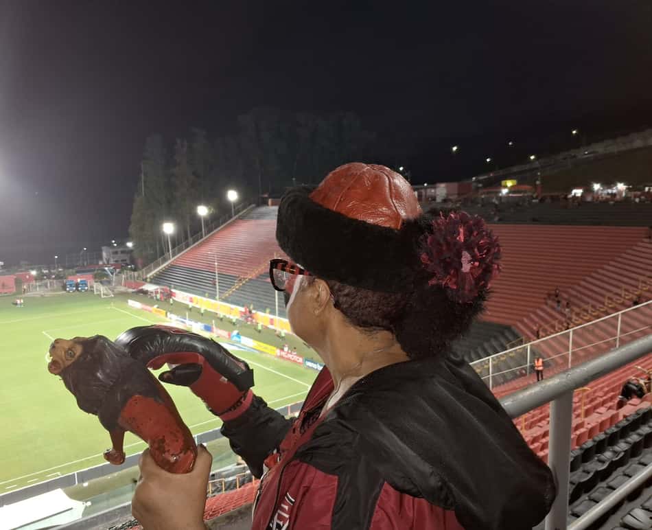 Rosecleide acompanha jogo do Vitória do alto no Barradão Foto: Rafael Carmo / Lance!
