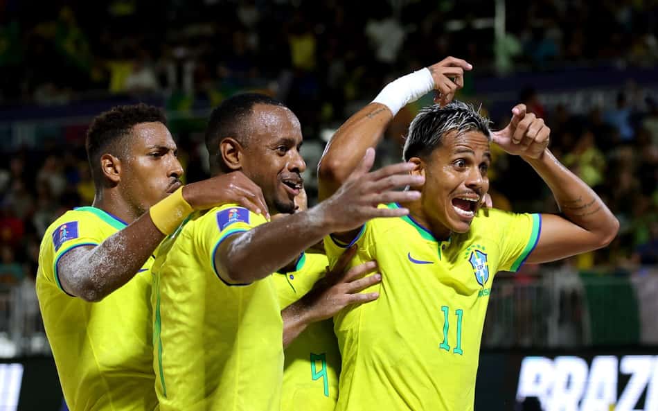 Brasil vence a Itália e se classifica na Copa do Mundo de futebol de areia