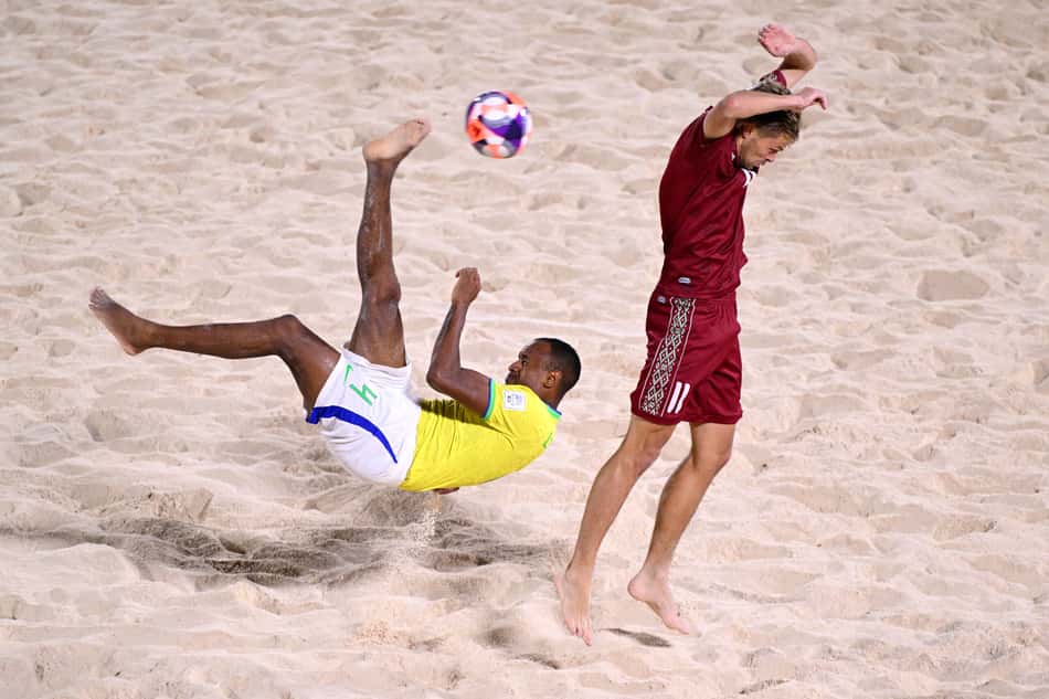 Catarino acerta uma bicicleta na final da Copa do Mundo de futebol de areia, entre Brazil e Belarus, em Seychelles.