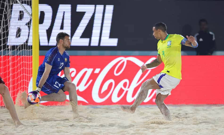 Rodrigo toca na saída do goleiro e marca o segundo gol do Brasil sobre Belarus
