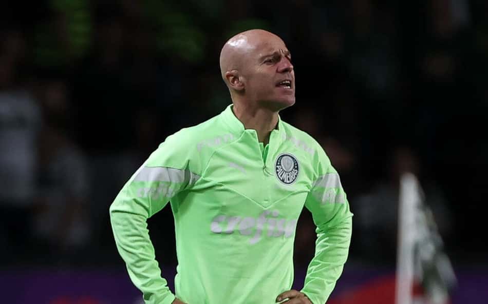 Auxiliar do Palmeiras exalta Estêvão e desvia sobre 'decisão' com o Flamengo