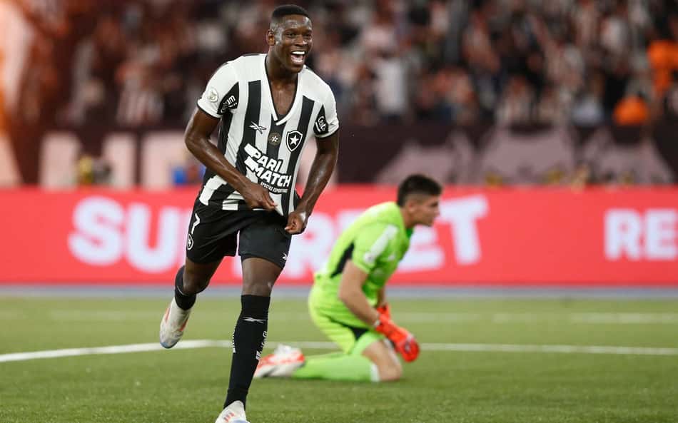 Luiz Henrique, ex-Botafogo, defende gramado sintético: 'Tapetinho é diferente'