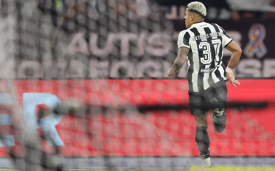 Botafogo x Flamengo no Brasileirão de 2024; a goleada do Fogão rumo ao título