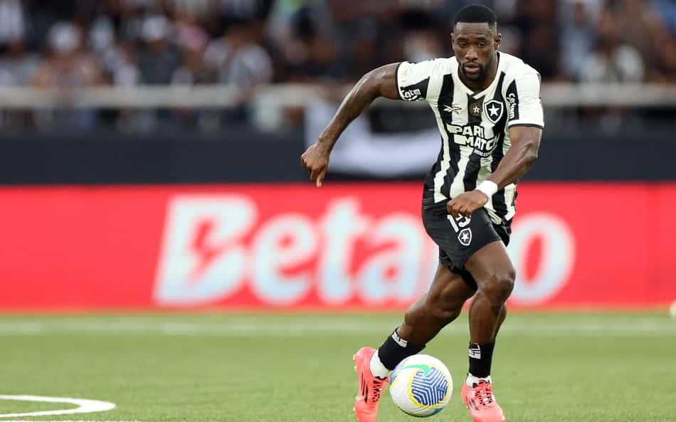 Bastos publica vídeo treinando e anima torcida do Botafogo