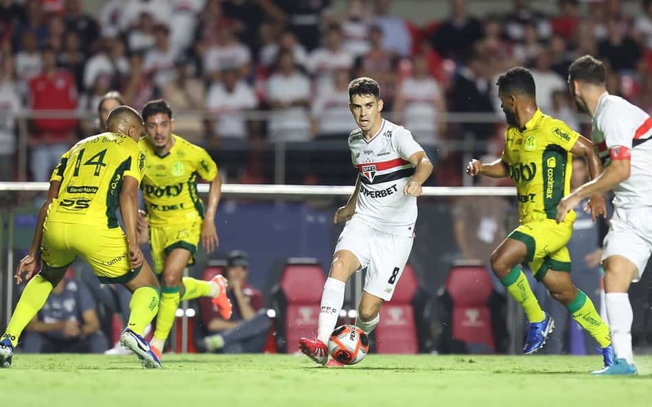 Copo cheio ou vazio? Adversário do São Paulo sofre na defesa, mas compensa no ataque