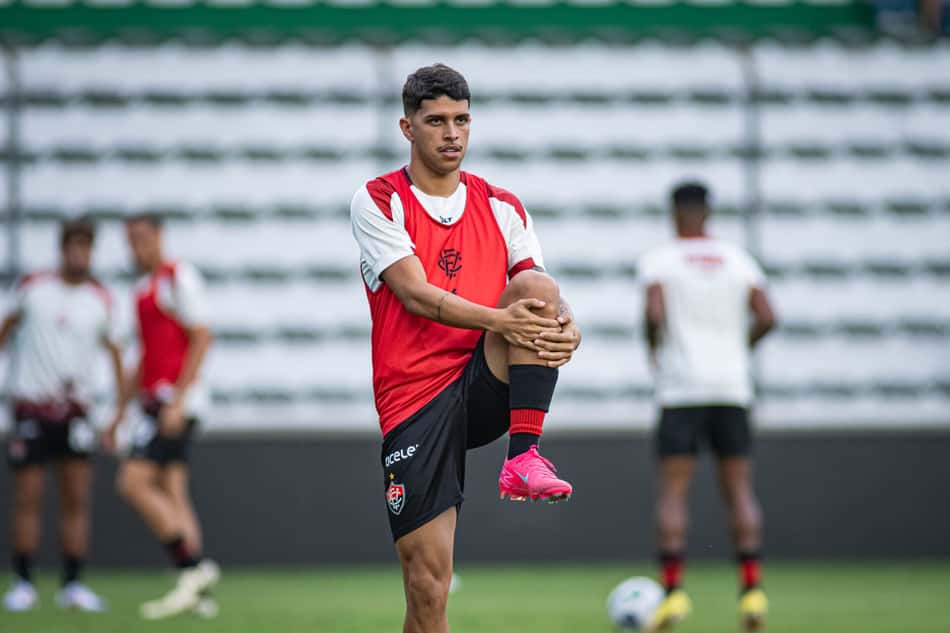Felipe Cardoso aquece antes da partida contra o Juventude Foto: Victor Ferreira / EC Vitória