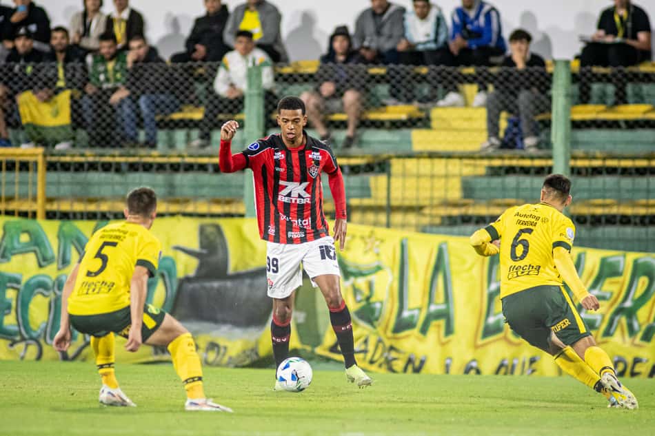 Carlinhos contra dois jogadores do Defensa y Justicia Foto: Victor Ferreira / EC Vitória