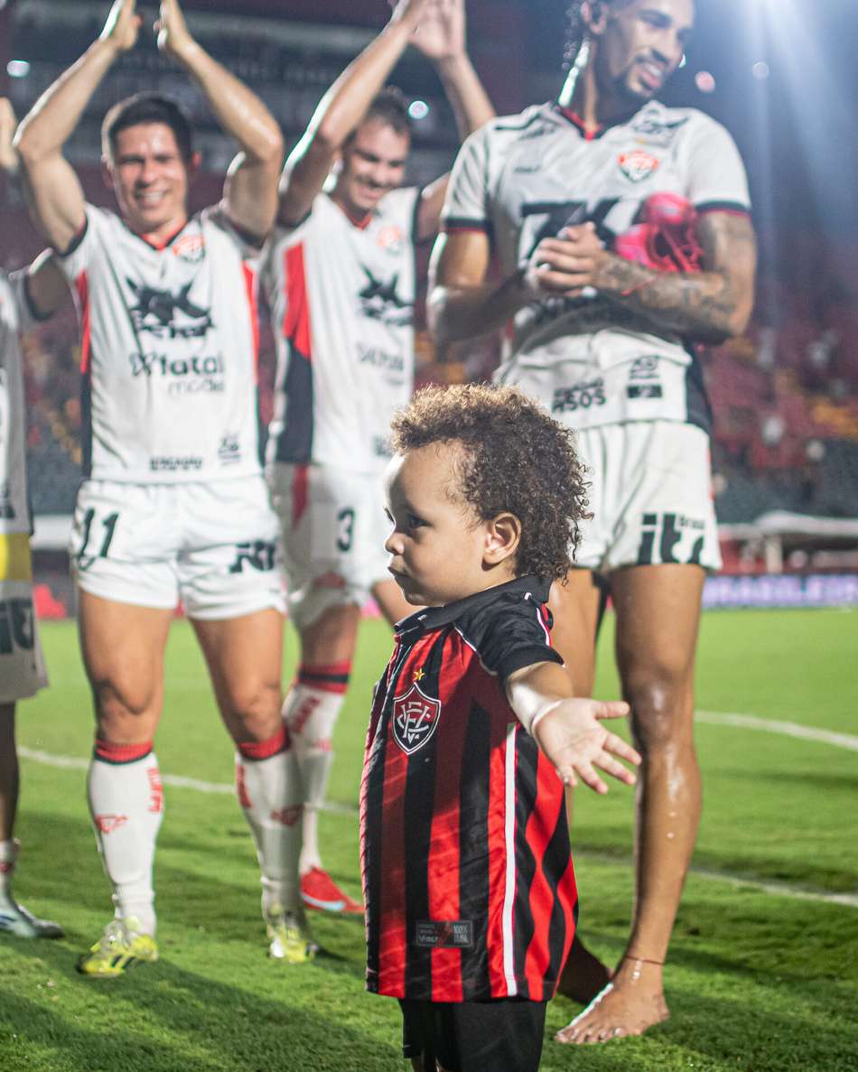 João Pedro comanda a torcida no Barradão  Foto: Victor Ferreira / EC Vitória