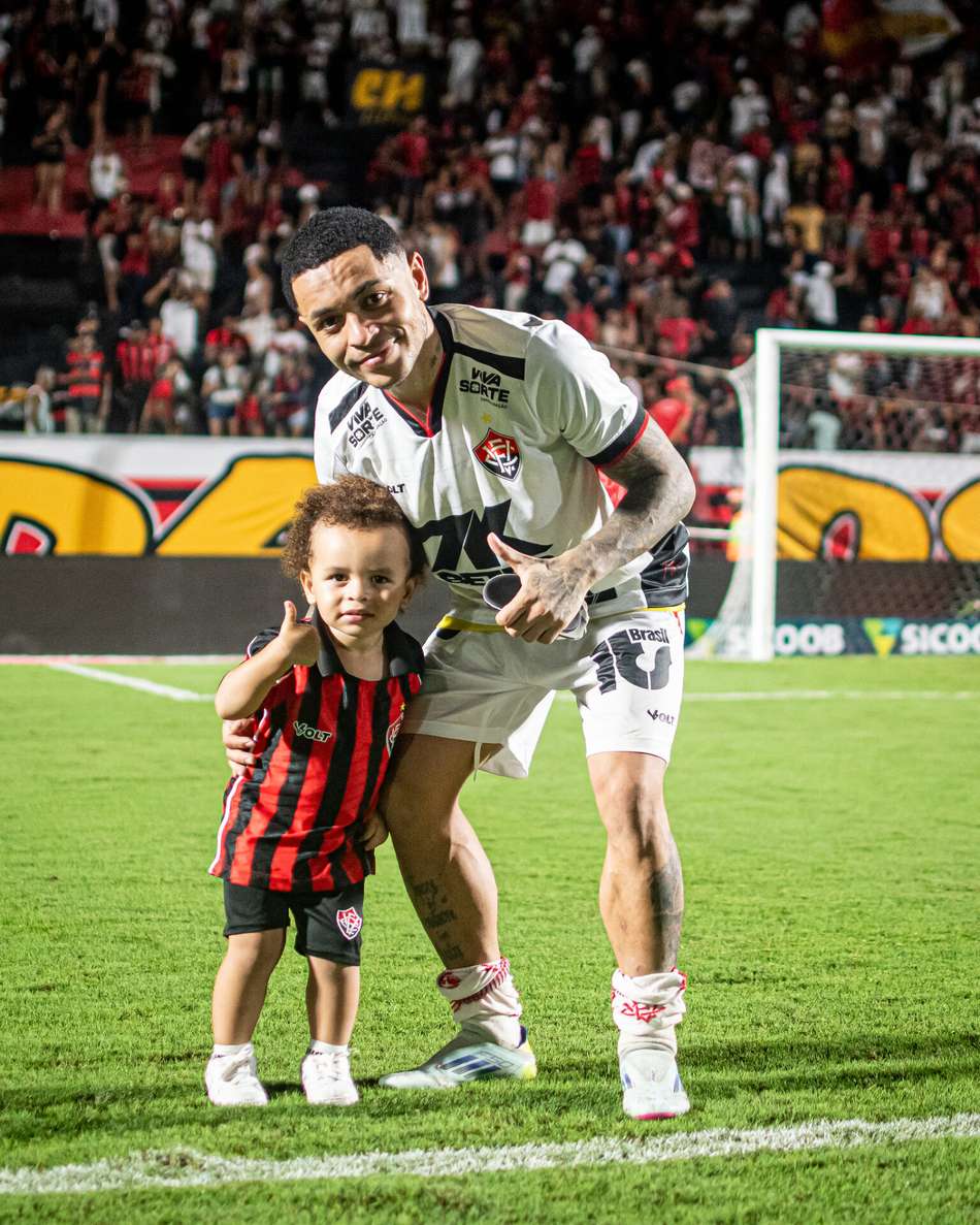 Matheuzinho e João Pedro após vitória contra o Fortaleza  Foto: Victor Ferreira / EC Vitória