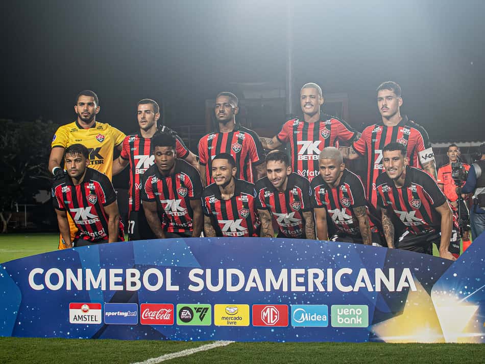 Elenco do Vitória antes da partida contra o Cerro Largo Foto: Victor Ferreira / EC Vitória