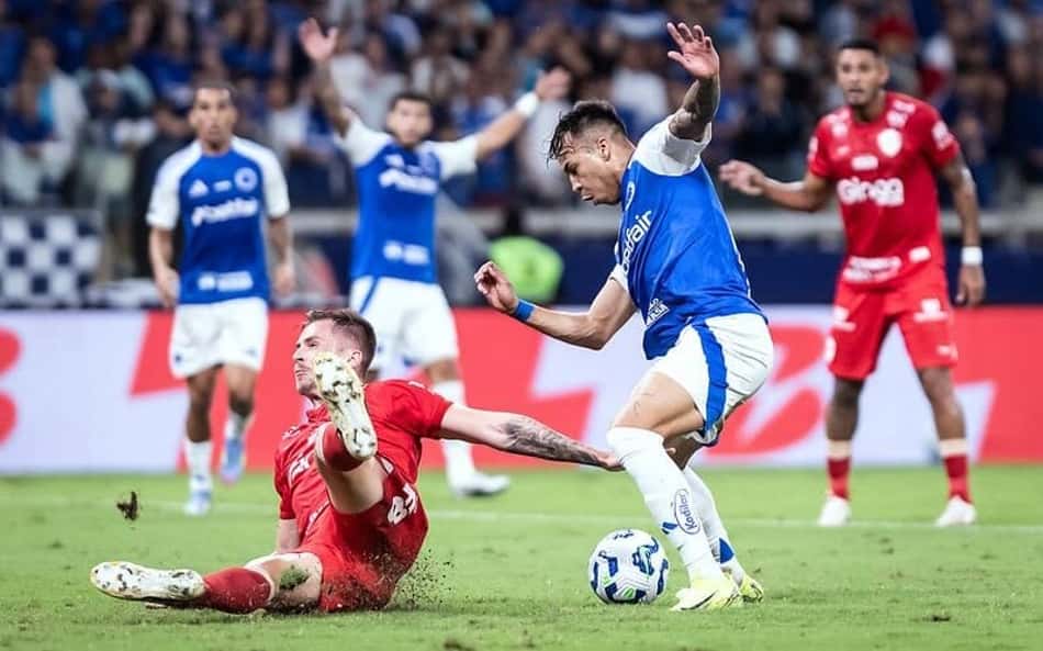 Kaio Jorge, do Cruzeiro, dribla o zagueiro Bernardo, do Vila NOva-GO