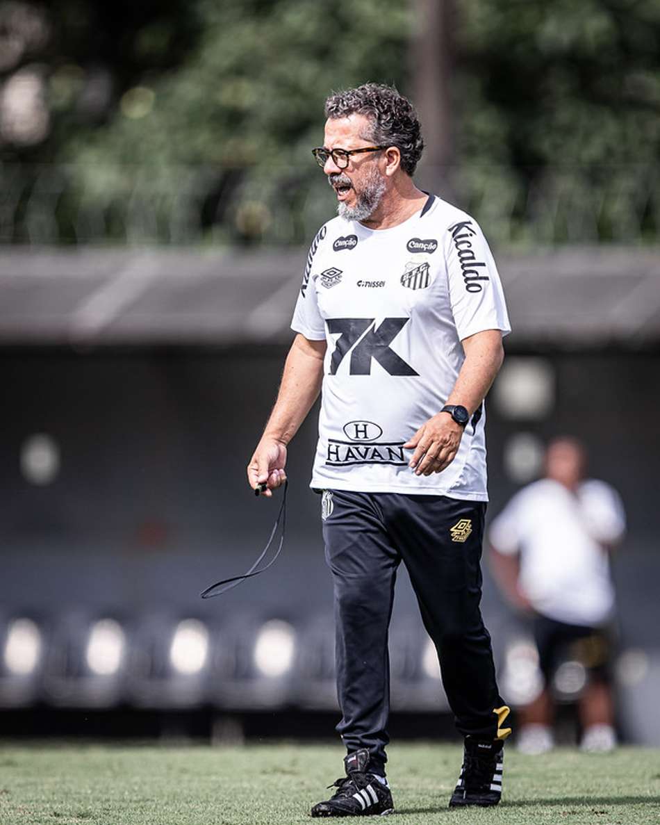 Cléber Xavier no CT Rei Pelé, em Santos