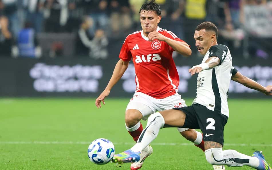 Internacional reclama pênalti no primeiro tempo