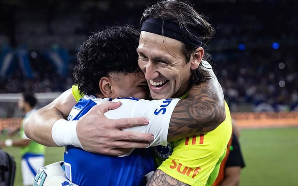 Goleiro Cássio, do Cruzeiro, abraça Gabigol (Foto: Gustavo Aleixo/Cruzeiro)