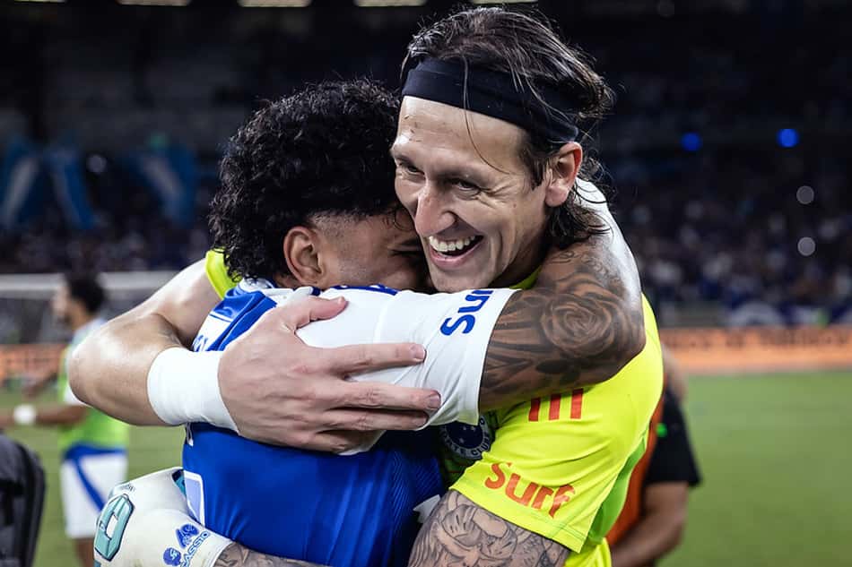 Goleiro Cássio, do Cruzeiro, abraça Gabigol (Foto: Gustavo Aleixo/Cruzeiro)