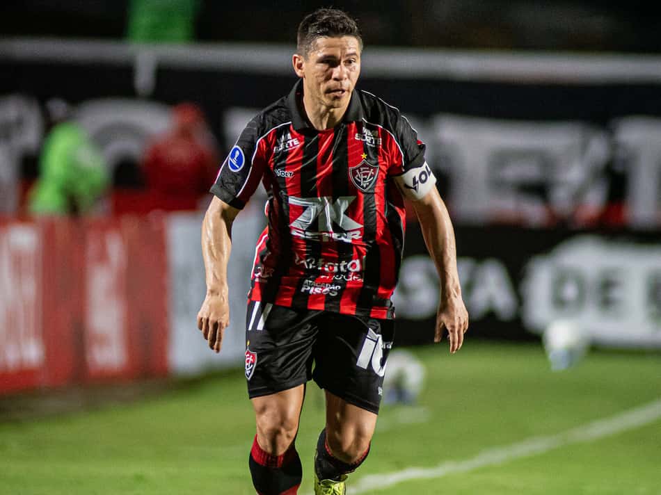 Osvaldo em ação contra o Defensa y Justicia, no Barradão Foto: Victor Ferreira / EC Vitória