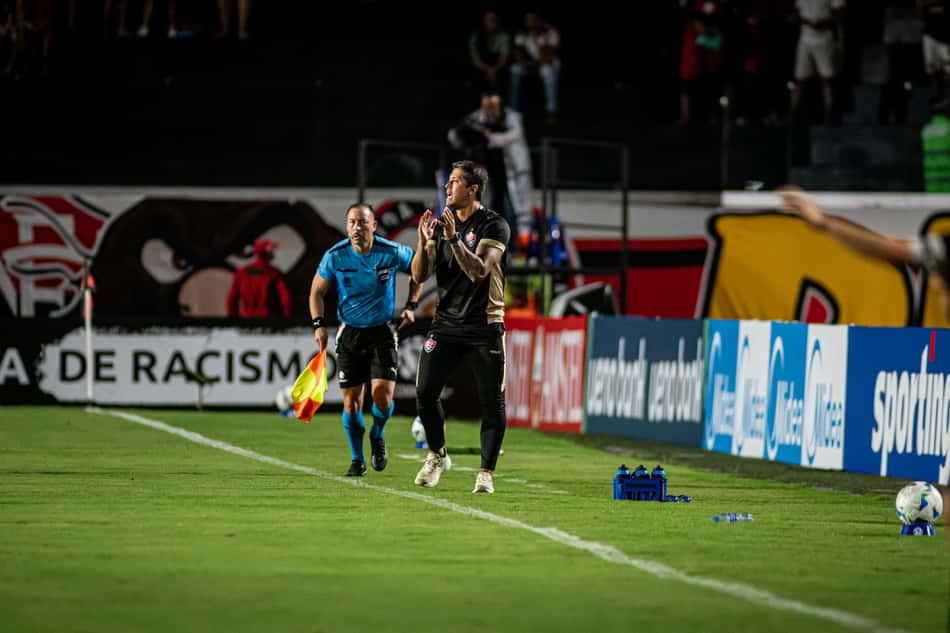 Thiago Carpini em Vitória x Defensa y Justicia  Foto: Victor Ferreira / EC Vitória
