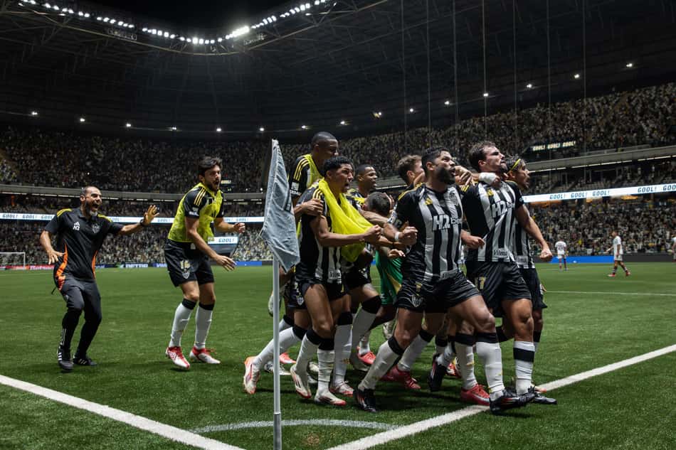 Time do Atlético-MG comemorando vitória (Foto: Pedro Souza / Atlético)