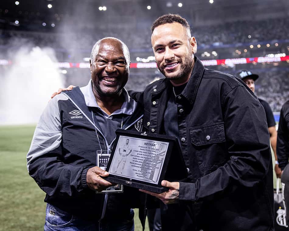 Neymar recebe uma homenagem pelos 100 jogos na Vila Belmiro das mãos do ídolo Edu. (Foto: Raul Baretta/ Santos FC)