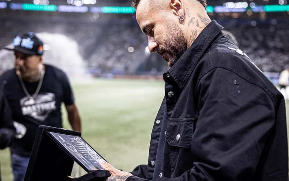 Neymar recebe homenagem do Santos no Allianz Parque